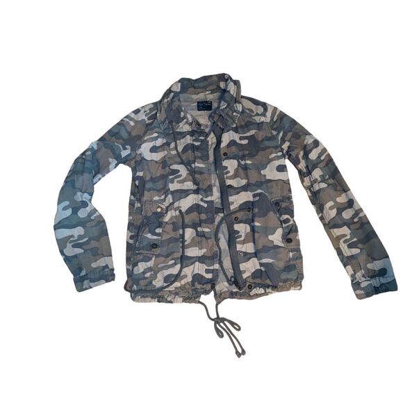 🛍️AMERICAN EAGLE  OUTFITTERS CAMOUFLAGE JACKET - Picture 1 of 3